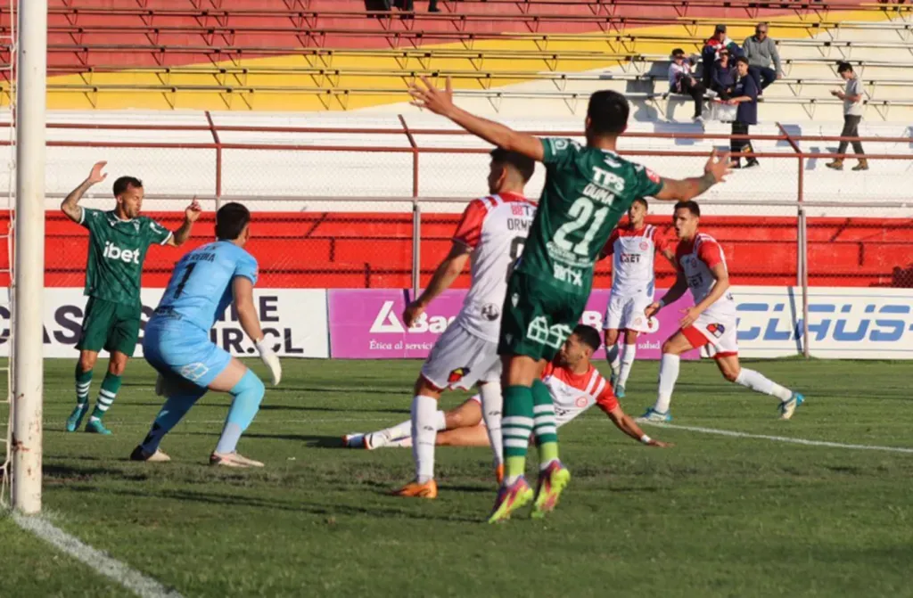 Ignacio Meza intentó despejar, pero marcó un autogol que puso en ventaja al Decano. (Foto: Santiago Wanderers).