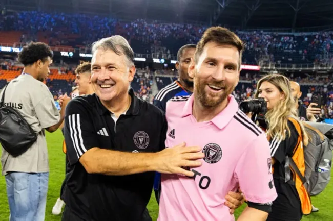 Esta es la tercera vez que Martino dirige a Messi después de tenerlo en Barcelona y en la selección argentina. | Foto: Getty Images.