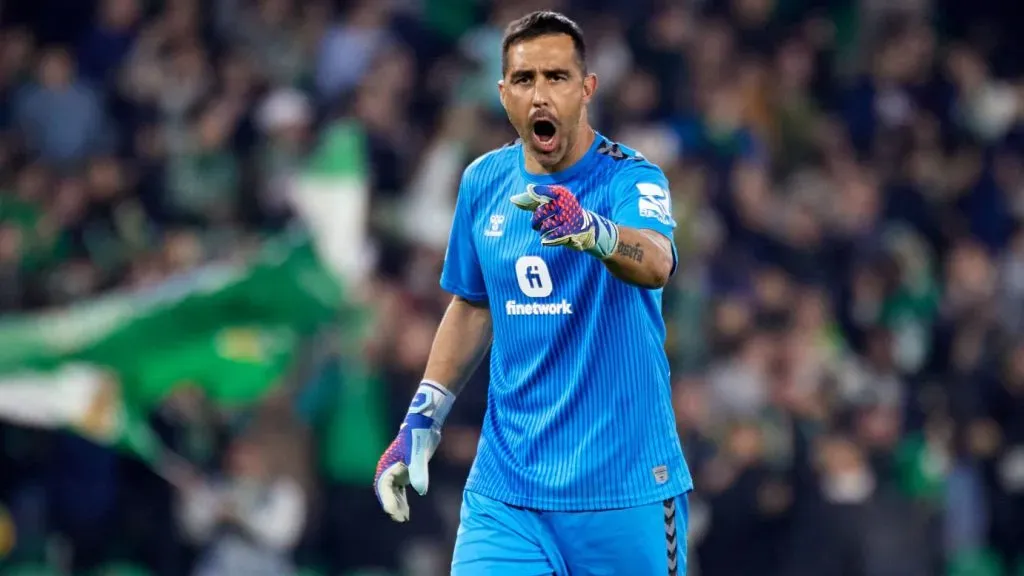 Bravo terminó lesionado contra Aris Limassol y el mismo Pellegrini avisa que parece preocupante.