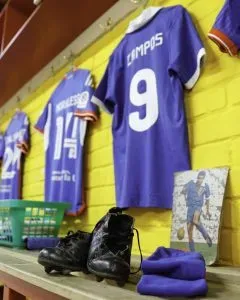 Los botines de Carlos Campos y una camiseta en su honor, a tres años de su partida. | Universidad de Chile