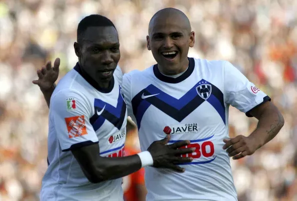 Walter Ayoví y Humberto Suazo celebran un gol en Monterrey. (Alfredo Lopez/LatinContent via Getty Images).