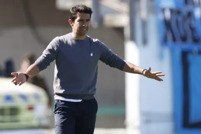 Nicolás Núñez busca ganar su primer clásico como DT de la UC. (Jorge Loyola/Photosport).