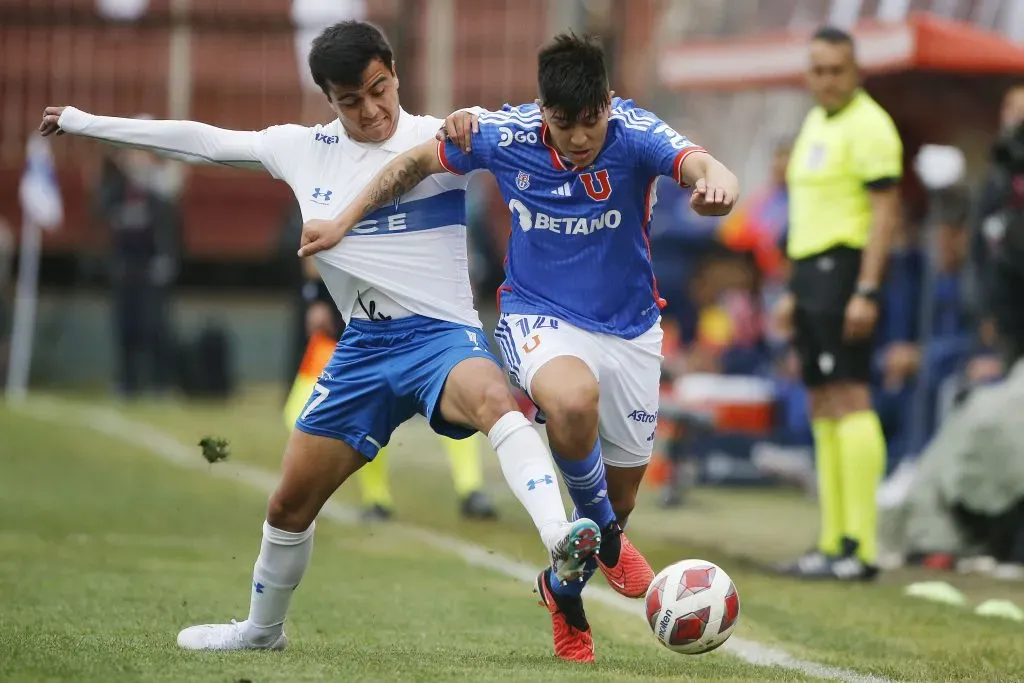 Jorge Ortiz intenta frenar una subida de Marcelo Morales, autor de la asistencia en el 1-0 de la U sobre la UC. (Dragomir Yankovic/Photosport).