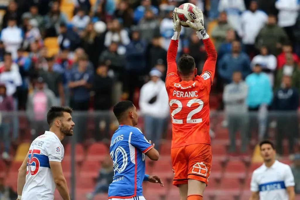Nicolás Peranic en acción durante el Clásico Universitario 197. (Javier Salvo/Photosport).
