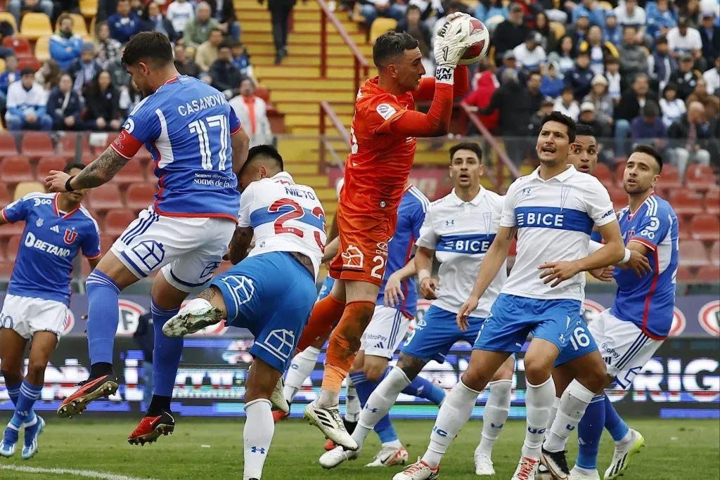 Otra imagen de Peranic en el Clásico Universitario 197.  (Dragomir Yankovic/Photosport).