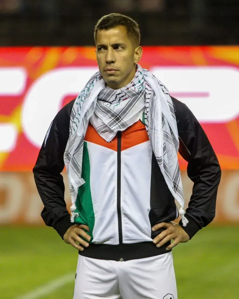 Agustín Farías con el kuffiyeh. (Foto: Palestino).