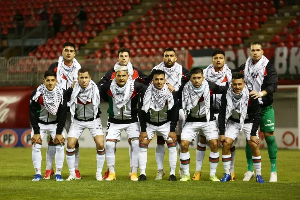 Así se formó Palestino antes de comenzar el partido ante Ñublense. (Mauricio Ulloa/Photosport).