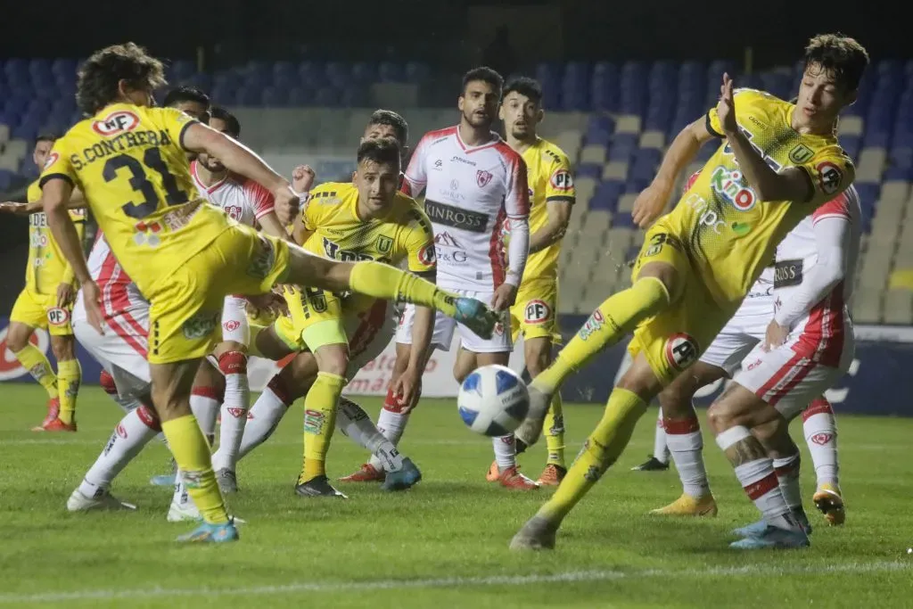Alfred Canales y Simón Contreras buscan impactar un balón en un partido entre Universidad de Concepción y Deportes Copiapó por la Primera B 2022. (Eduardo Fortes/Photosport).