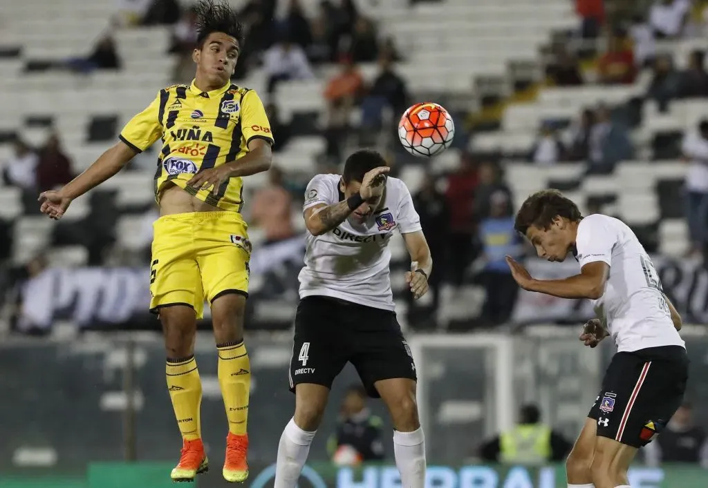 Nicolás Orellana (Everton), Matías Zaldivia y Diego Ohlsson luchan un balón aéreo en el duelo que Colo Colo le ganó por 4-2 a Everton. (Martin Thomas/Photosport).