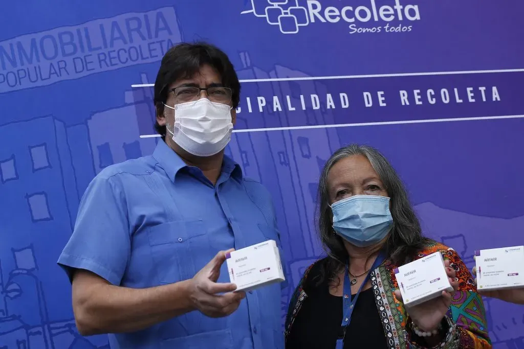 Daniel Jadue dando a presentar el medicamento Avifavir a la comuna de Recoleta. Sebastián Cisternas/Aton Chile