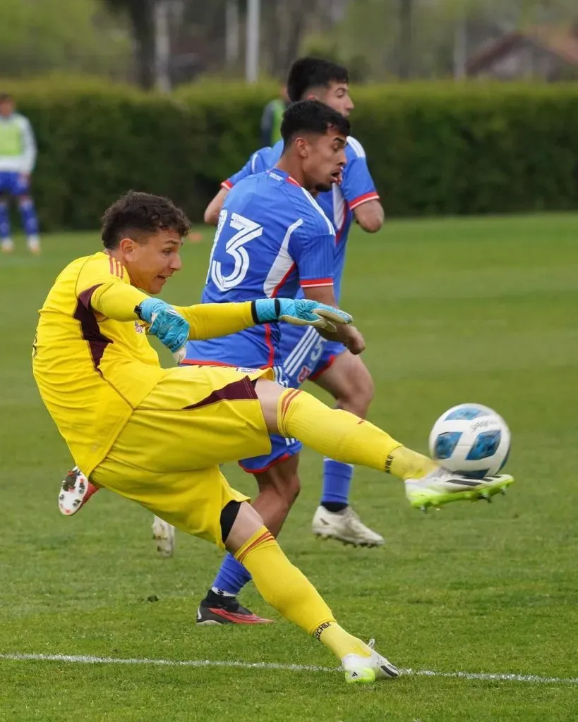 Martín Ballesteros en acción por el equipo de Proyección de Colo Colo, que venció 4-0 a la U. de Chile en el Superclásico. (Captura Instagram).