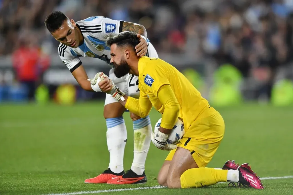 Lautaro Martínez se disculpa con Carlos Coronel en el duelo entre Argentina y Paraguay: la Albiceleste venció 1-0 a los guaraníes gracias a un gol de Nicolás Otamendi. (Marcelo Endelli/Getty Images).