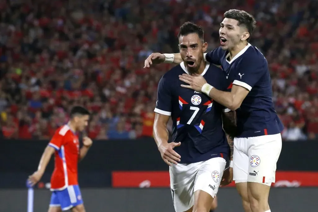 Gabriel Ávalos celebra el gol que le anotó a Chile en el amistoso que la Roja ganó por 3-2 a Paraguay en marzo de este año. (Andrés Piña/Photosport).