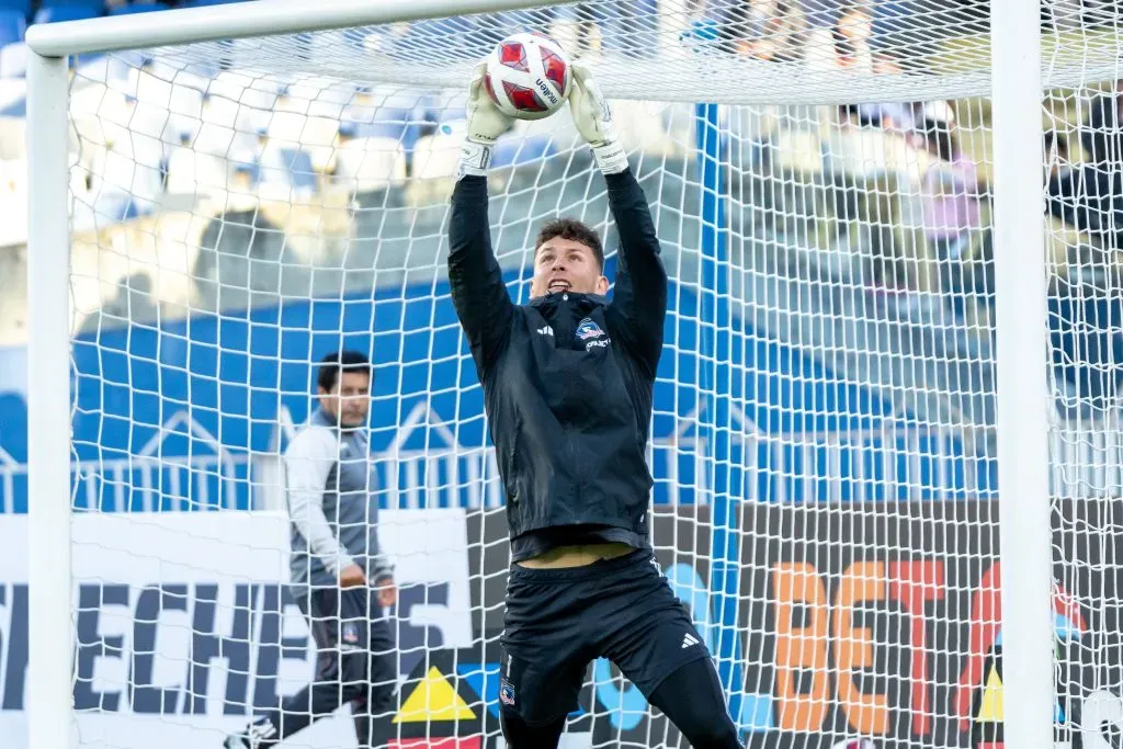 Martín Ballesteros en acción durante el calentamiento de Colo Colo antes de medirse a River Plate. (Foto: Guille Salazar/RedGol).