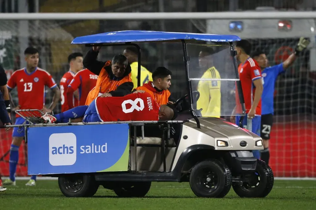 Arturo Vidal salió en camilla tras lesionarse ante Colombia. Imagen: Photosport.