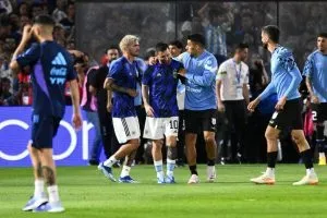Lionel Messi y Luis Suárez se saludan en la cancha de La Bombonera (Getty Images)