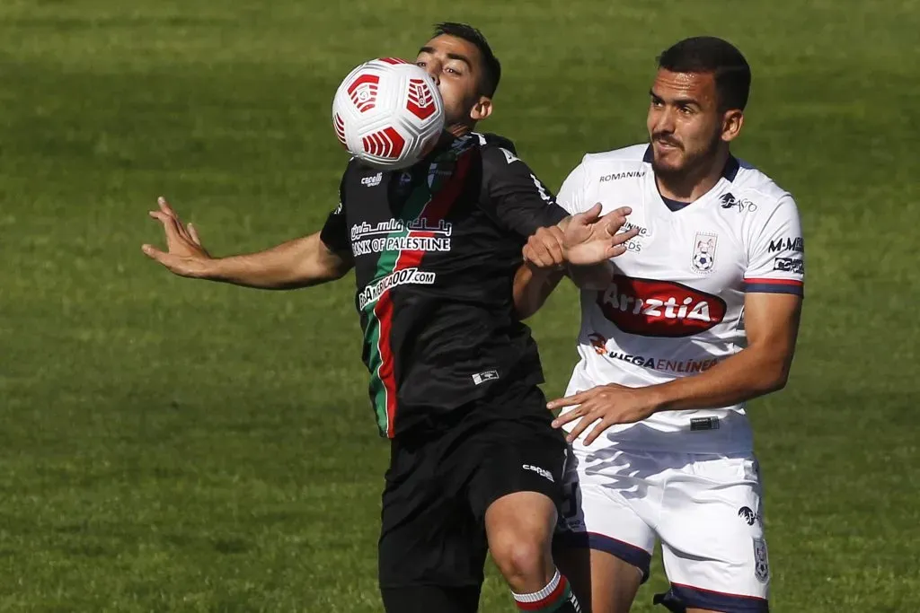 Otra imagen de Luis Haquin con la camiseta de Deportes Melipilla (Jonnathan Oyarzun/Photosport).