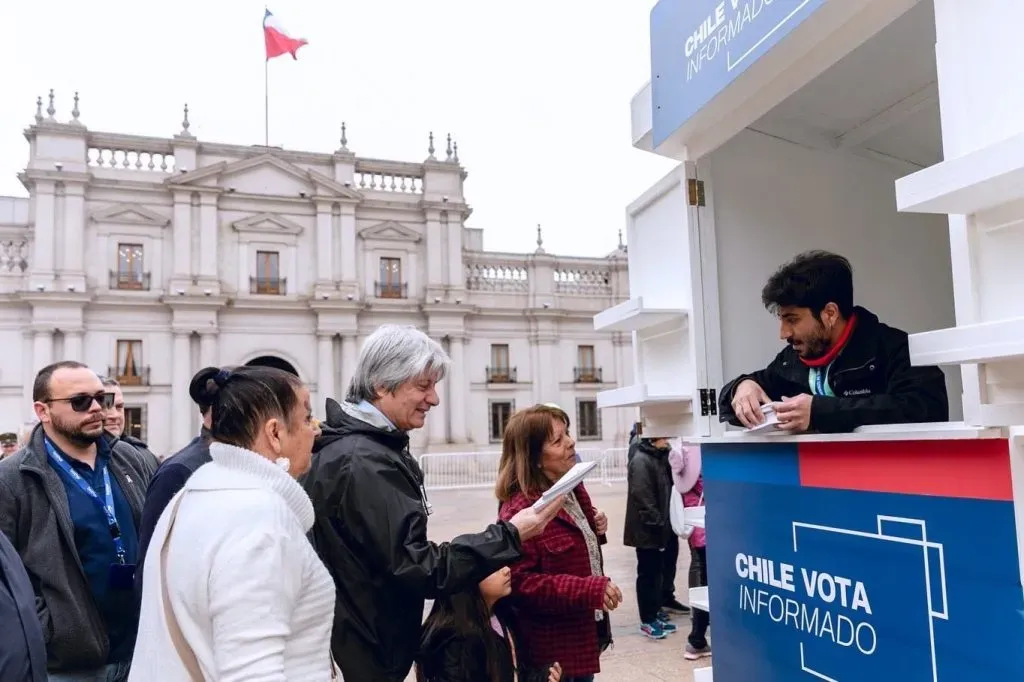 Entregan copias de la propuesta de nueva Constitución en el kiosko de la Plaza de la Constitución | Foto: Gobierno de Chile