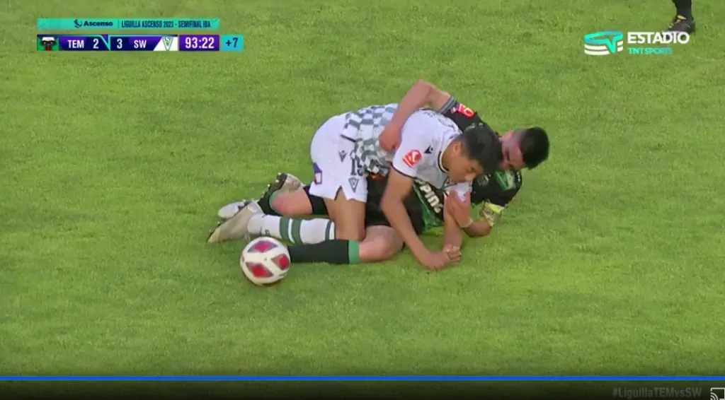 Zamorano y Alegre peleándose en el suelo.