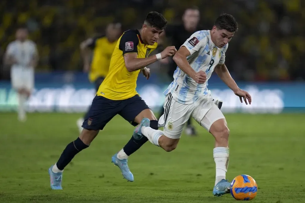 Piero Hincapié marca a Julián Álvarez en un duelo entre Ecuador y Argentina. (Dolores Ochoa – Pool/Getty Images)