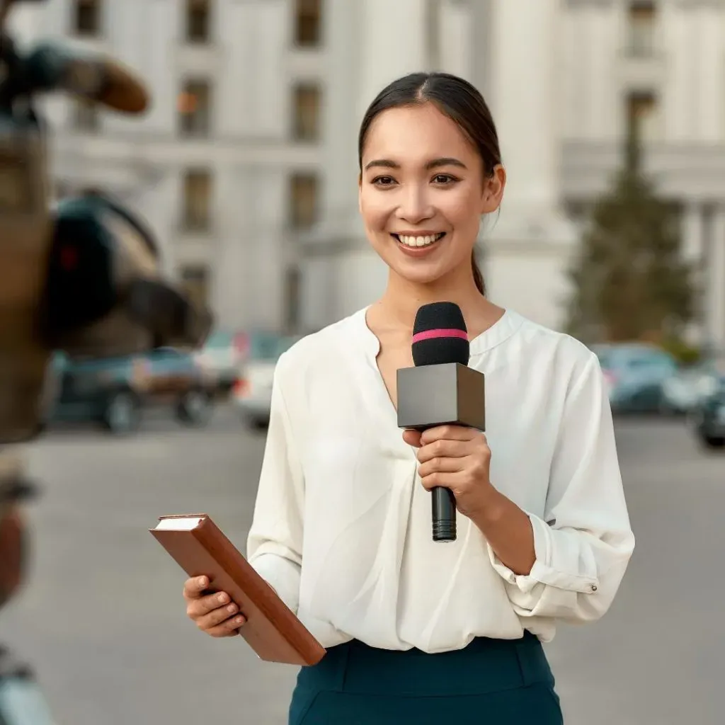 Periodista realizando un despacho en vivo.