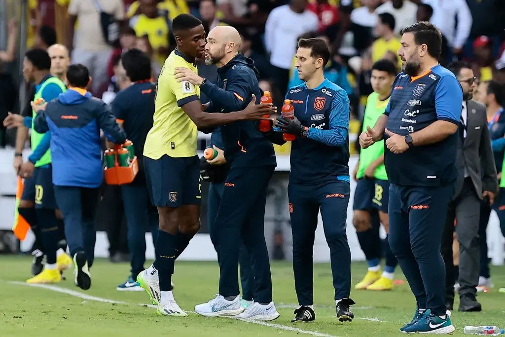 Félix Sánchez felicita a su tocayo Félix Torres, defensor del Santos Laguna de México. (Franklin Jacome/Getty Images).