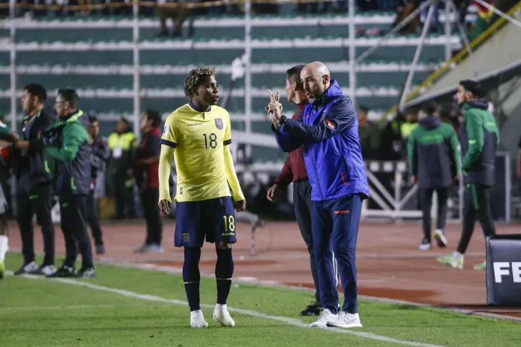 Félix Sánchez reparte indicaciones para Julio Ortiz en el duelo que Ecuador jugó ante Bolivia en La Paz. (Gastón Brito Miserocchi/Getty Images).