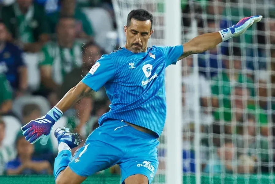 Bravo estará lejos de las canchas hasta principios del 2024 con el Real Betis. | Foto: Real Betis