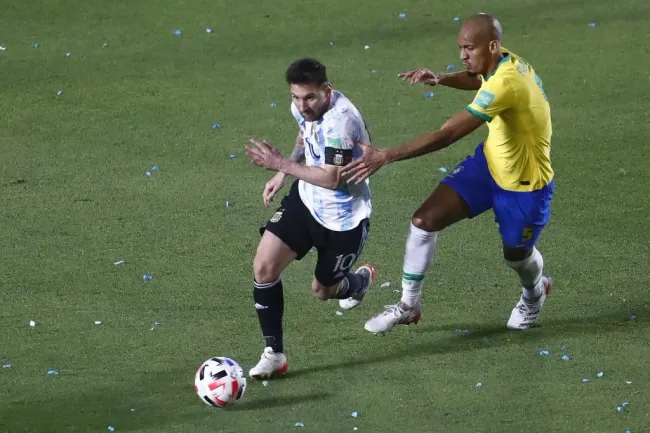 Argentina y Brasil vuelven a verse las caras en un clásico sudamericano por las eliminatorias. | Foto: Getty Images.