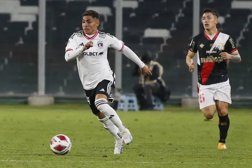 Jordhy Thompson en acción ante Curicó Unido, uno de los clubes que tiene interés en él. (Marcelo Hernandez/Photosport).
