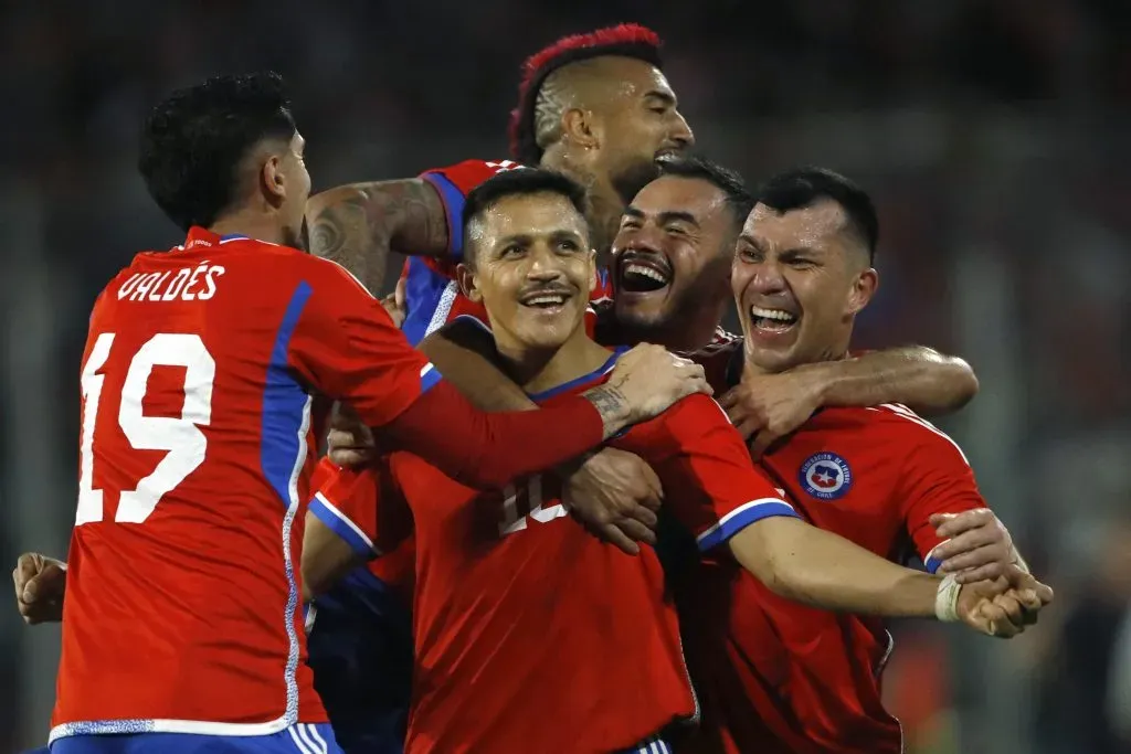 Vidal, Sánchez y Medel comparten con Diego Valdés y Gabriel Suazo una celebración. (Andrés Piña/Photosport).