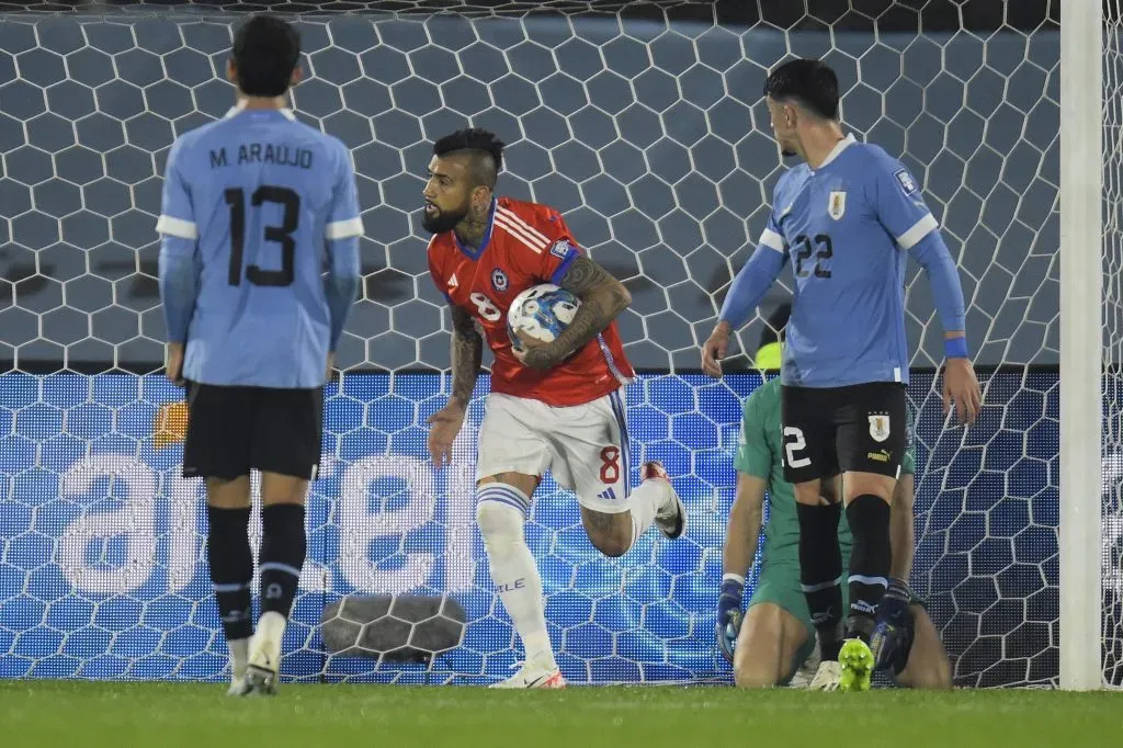 Arturo Vidal anotó el gol con el que Chile cayó 3-1 ante Uruguay en el inicio de las Eliminatorias Sudamericanas rumbo al Mundial 2026. | Foto: Getty