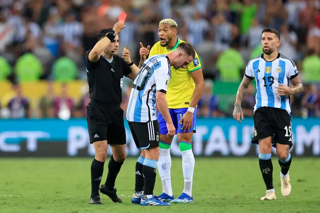 El árbitro Piero Maza fue protagonista del duelo entre Brasil y Argentina. (Photo by Buda Mendes/Getty Images)