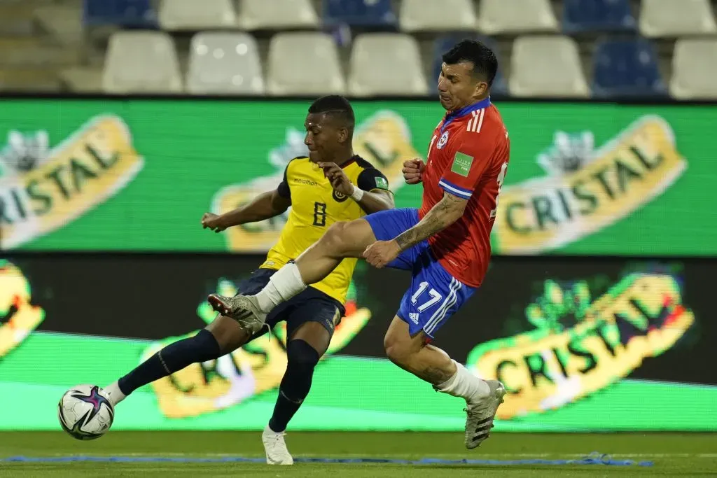 Carlos Gruezo lucha un balón contra Gary Medel, quien no estará en el estadio Rodrigo Paz Delgado de Quito para el duelo por la 6° fecha de las Eliminatorias 2026. (Esteban Felix – Pool/Getty Images).