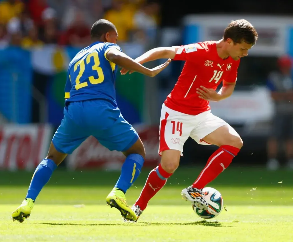 Carlos Gruezo marca al suizo Valentin Stocker en el partido entre Ecuador y Suiza del Mundial de Brasil 2014. (Phil Walter/Getty Images).