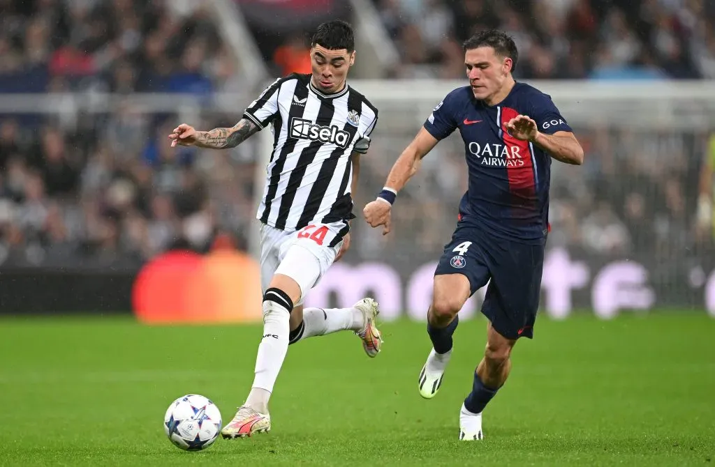 Manuel Ugarte marca al paraguayo Miguel Almirón en un partido entre el Newcastle y el PSG por la Champions League. (Stu Forster/Getty Images).