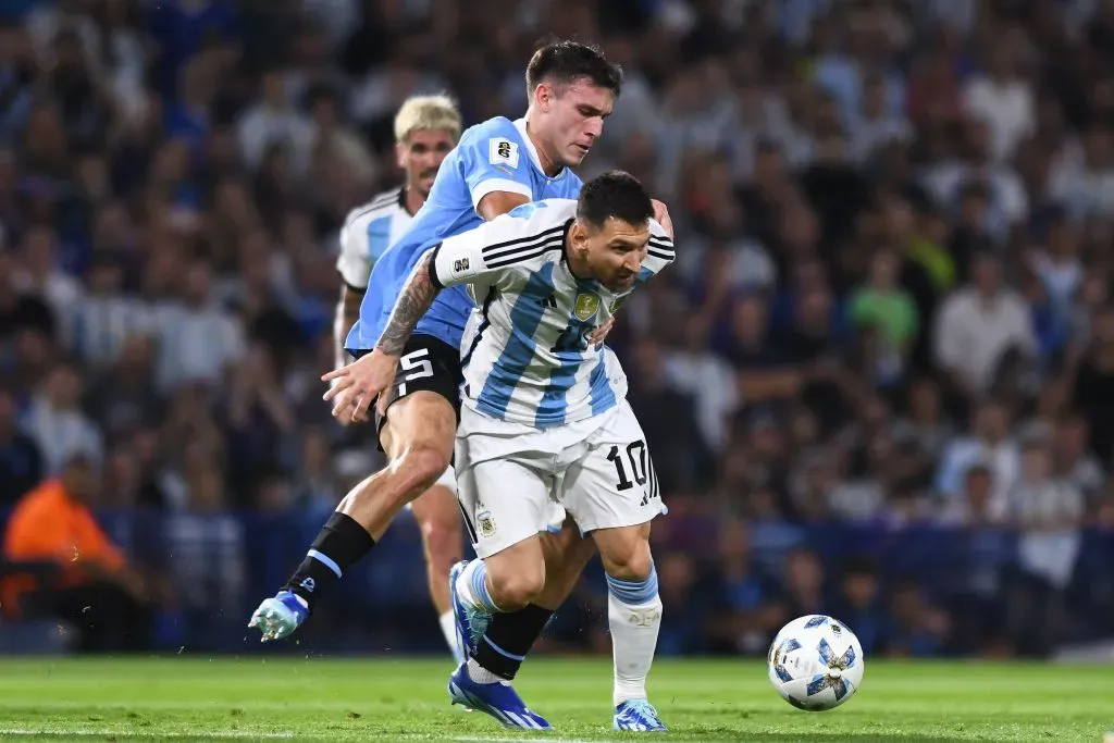 Manuel Ugarte marca a Lionel Messi: Uruguay venció 2-0 a Argentina en Buenos Aires por las Eliminatorias 2026. (Rodrigo Valle/Getty Images).