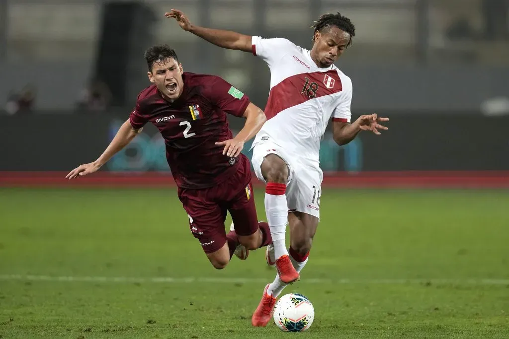 Nahuel Ferraresi (Venezuela) y André Carrillo (Perú), dos que podrían enfrentarse en el estadio Nacional de Lima. (Martin Mejía – Pool/Getty Images).