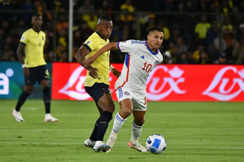 Alexis Sánchez fue titular y capitán en la dura caída de Chile ante Ecuador en Quito. | Foto: Photosport
