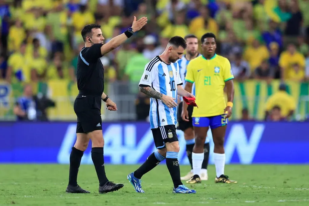 Lionel Messi mostró toda su molestia por la violencia contra los hinchas argentinos en Río de Janeiro. | Foto: Getty