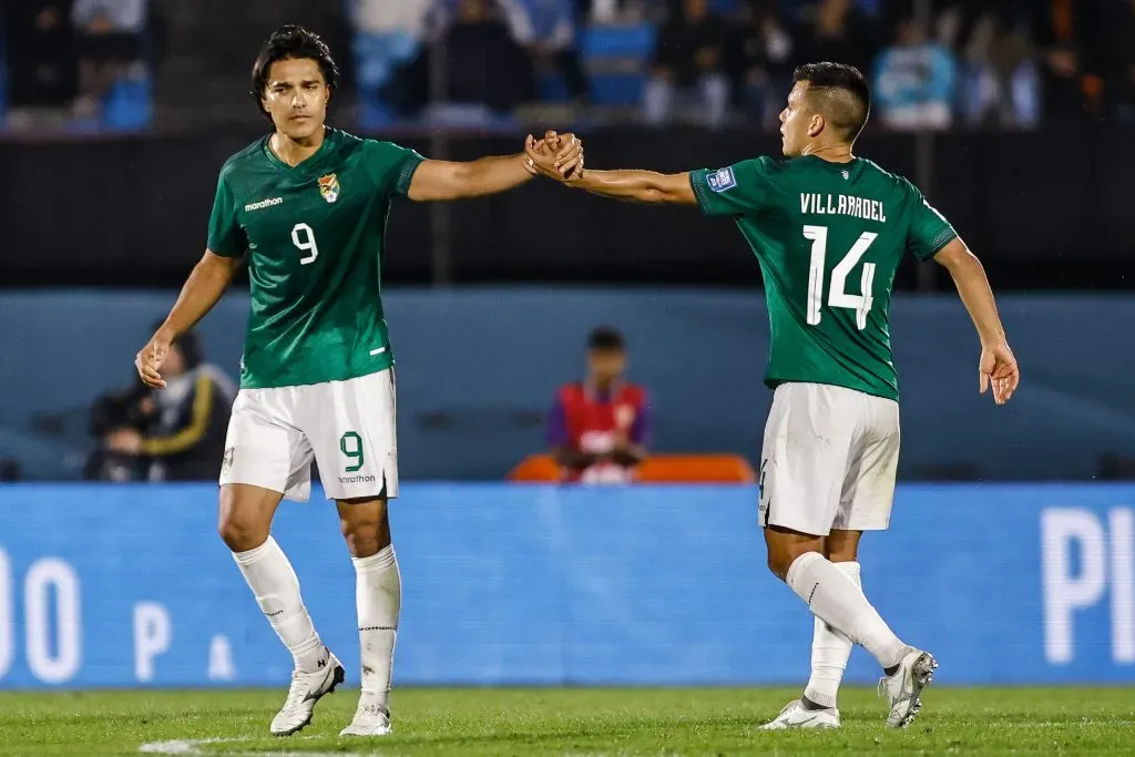 Marcelo Moreno Martins se despide de Moisés Villarroel, quien tuvo un paso por la U. de Chile y eliminó a Colo Colo de la Libertadores con un gol que le anotó por Jorge Wlstermann. (Ernesto Ryan/Getty Images).