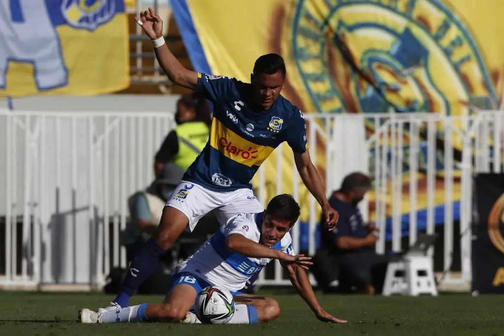 Denil Maldonado enfrenta a Clemente Montes en un partido entre Everton y Universidad Católica. (Andrés Piña/Photosport).