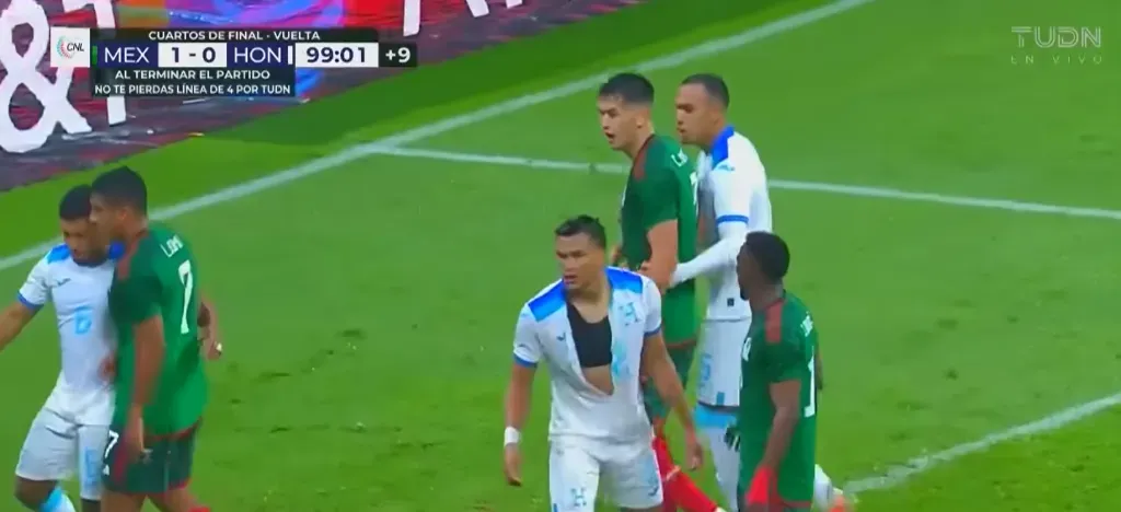 Denil Maldonado quedó así con su camiseta en el duelo que México le ganó por penales a Honduras. (Captura TUDN).