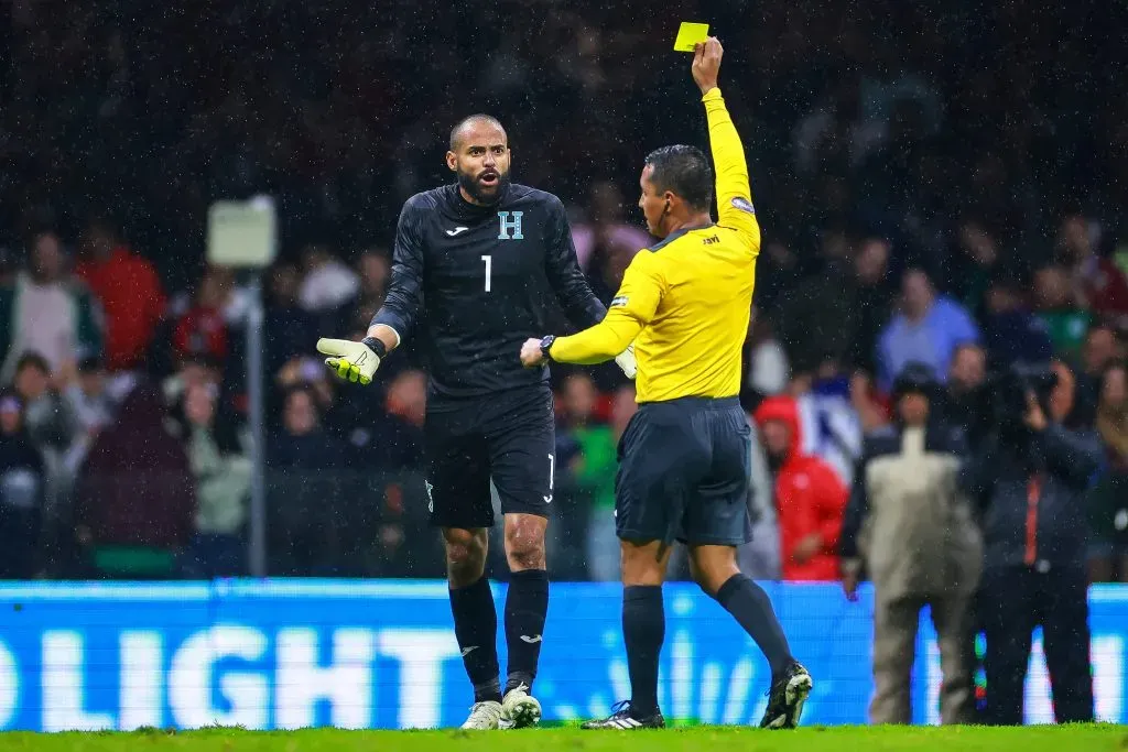 Iván Barton amonestó al portero Edrick Menjívar. Honduras cayó ante México en los cuartos de final de la CONCACAF Nations League. (Héctor Vivas/Getty Images)