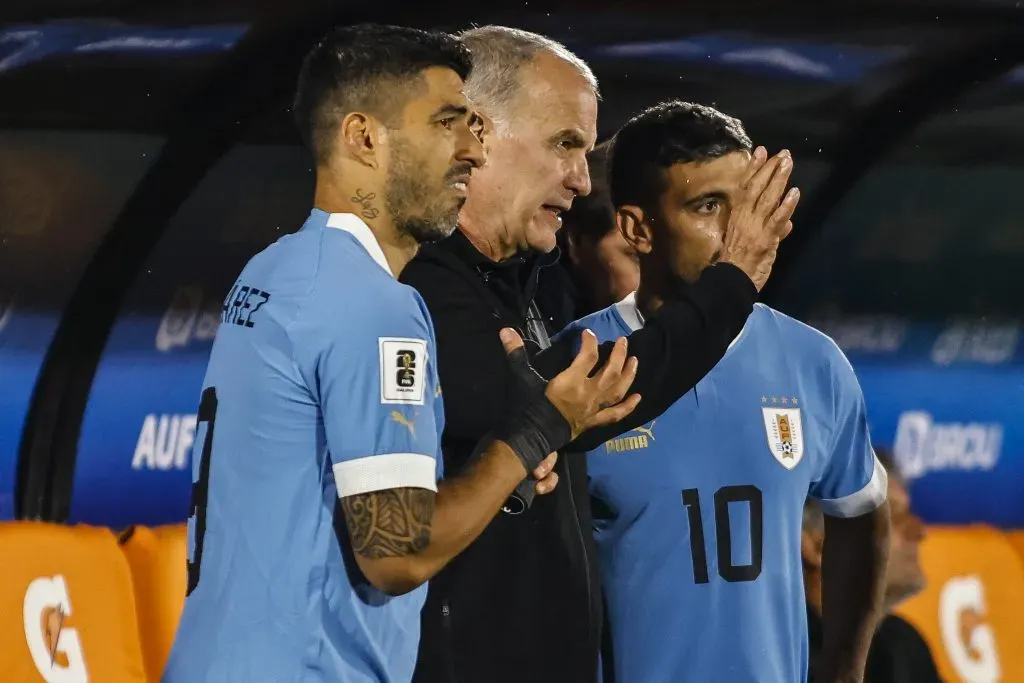 Marcelo Bielsa les da indicaciones a Luis Suárez y Giorgian de Arrascaeta en el duelo ante Bolivia. (Ernesto Ryan/Getty Images)