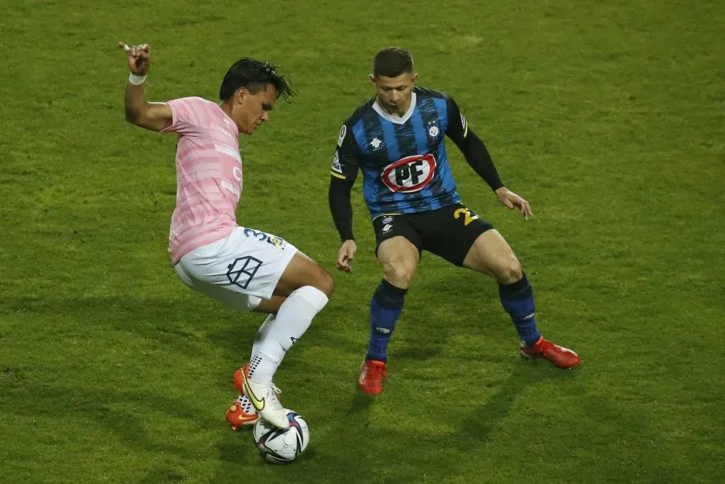 Denil Maldonado maneja la pelota ante la presión de Cris Martínez en un partido entre Everton y Huachipato. (Raúl Zamora/Photosport).
