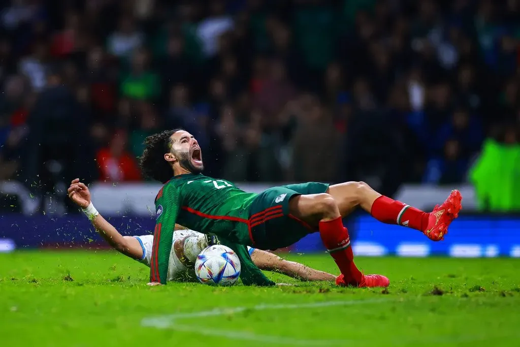 Otra imagen de la infracción de Denil Maldonado sobre César Huerta. (Héctor Vivas/Getty Images).