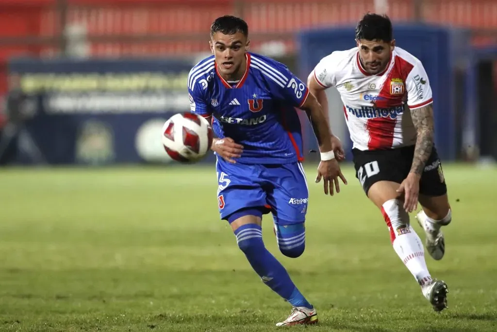 Vicente Fernández en acción durante el empate de la U ante Curicó Unido. (Jonnathan Oyarzún//Photosport).