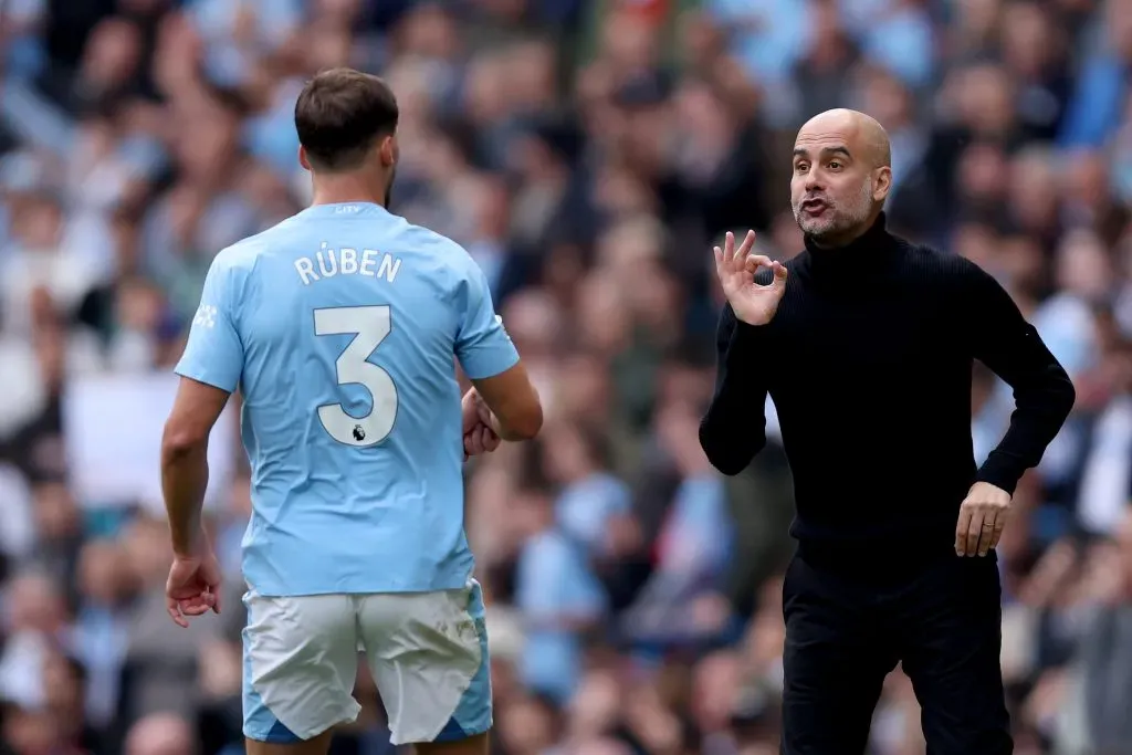 Pep Guardiola tuvo que salir a poner la cara ante los cuestionamientos a Manchester City por el Fair Play Financiero. | Foto: Getty Images.