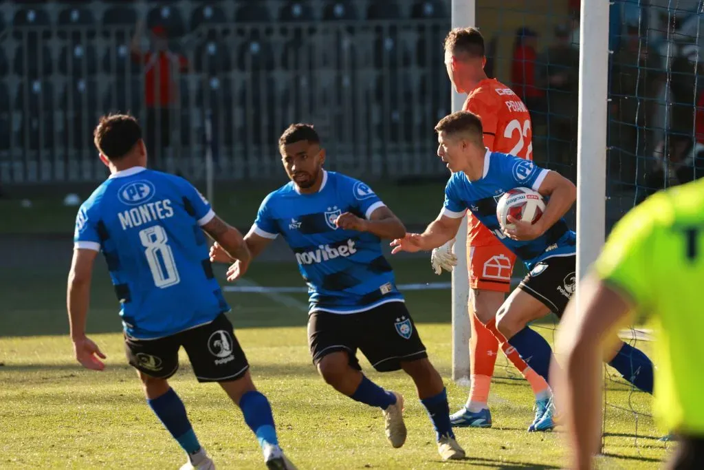 Así festejó Cris Martínez el tanto del empate definitivo entre Huachipato y la UC. (Eduardo Fortes/Photosport).